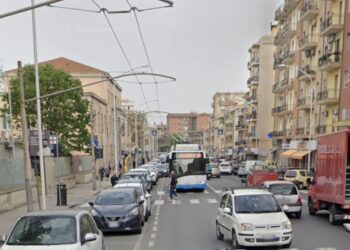 Cagliari, travolge un pedone e si ribalta con l’auto: grave incidente in via Is Mirrionis