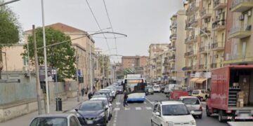 Cagliari, travolge un pedone e si ribalta con l’auto: grave incidente in via Is Mirrionis