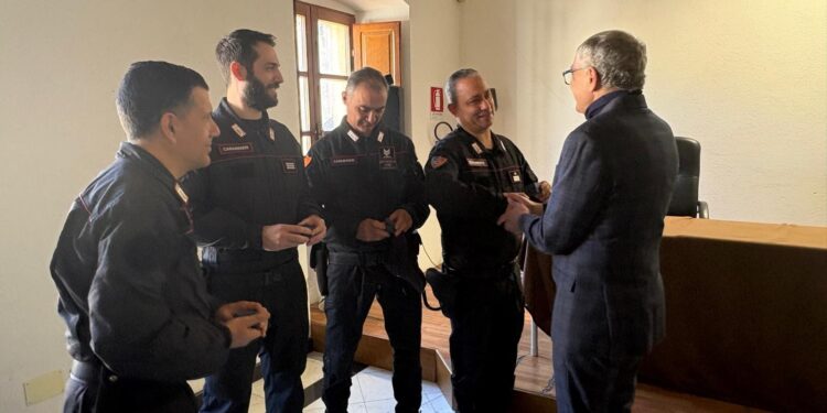 Quartu Sant’Elena, premiati dal sindaco Milia gli eroi in divisa che hanno salvato l’uomo finito in mare dopo un incidente stradale