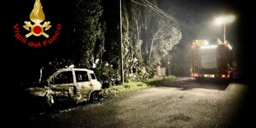 Assemini, auto in fiamme in campagna: l’intervento dei pompieri salva la vegetazione