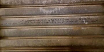 Cagliari, nuovo giallo nel caso di Manuela Murgia: l’accusa su una serranda, “Hai generato un mostro che l’ha uccisa”