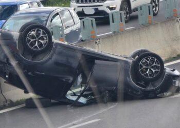 Si ribalta con l’auto sulla 131 a Sestu, è grave: chiusa la strada in direzione Cagliari, è caos