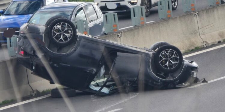 Si ribalta con l’auto sulla 131 a Sestu, è grave: chiusa la strada in direzione Cagliari, è caos