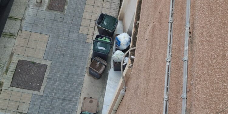 Cagliari, via Lombardia zona franca del degrado: “I mastelli base per discariche a cielo aperto”