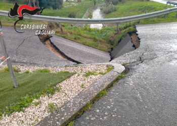 Gesico, il maltempo non fa sconti: si apre una voragine nella strada all’ingresso del paese