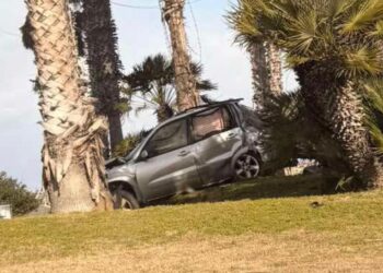 Quartu, si schianta con l’auto sulla rotonda e poi si getta in mare