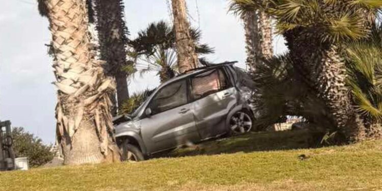 Quartu, si schianta con l’auto sulla rotonda e poi si getta in mare