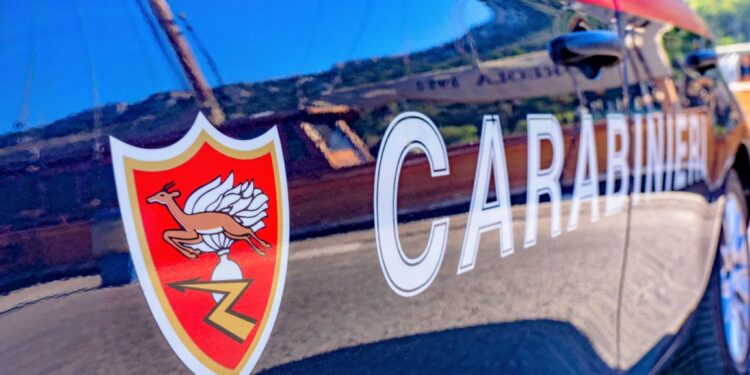 Ubriaco e con un coltello semina terrore in casa e minaccia due anziane: cacciato da Dolianova