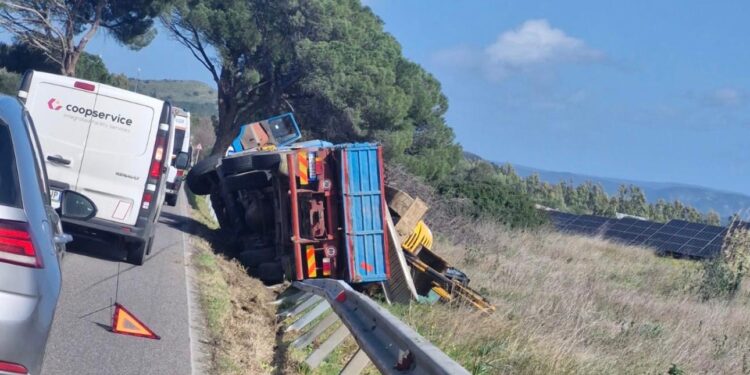 Le raffiche di maestrale ribaltano un camion, paura sulla statale 128 fra Cagliari e Senorbì