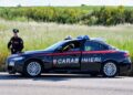 Brucia il posto di blocco dei carabinieri e scappa: commerciante di Carbonia finisce in ospedale