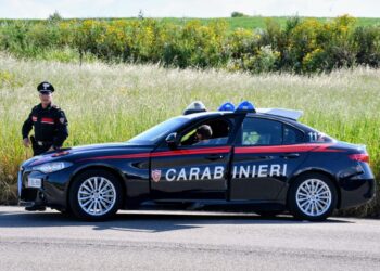 Brucia il posto di blocco dei carabinieri e scappa: commerciante di Carbonia finisce in ospedale