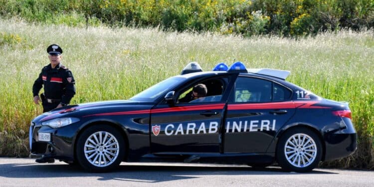 Brucia il posto di blocco dei carabinieri e scappa: commerciante di Carbonia finisce in ospedale