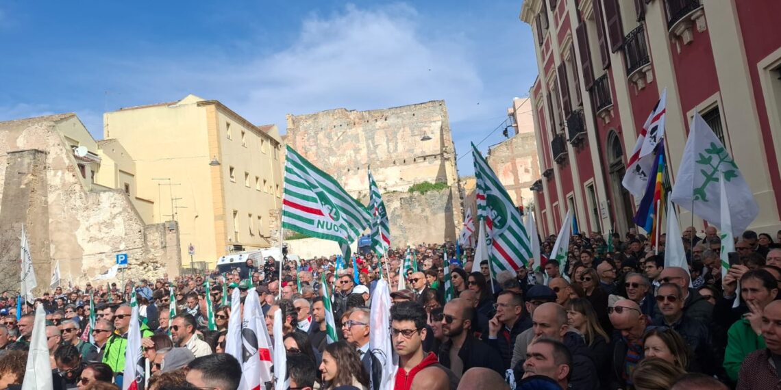 Cagliari, quasi duemila in piazza contro il 41 bis: Todde attacca il Governo (VIDEO)