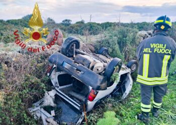 Pauroso schianto ad Aidomaggiore: l’auto esce di strada e poi si ribalta, intervengono i vigili del fuoco