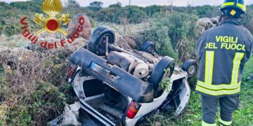 Pauroso schianto ad Aidomaggiore: l’auto esce di strada e poi si ribalta, intervengono i vigili del fuoco