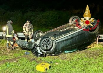 Sarroch, auto si ribalta sulla 195 bis: una persona ferita