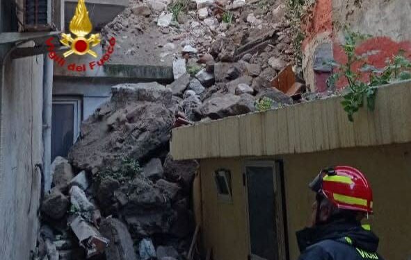 Bosa, il pauroso crollo nel vecchio seminario: “Chiuse tutte le strade intorno, evitate di passare nella zona”