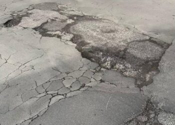 Pirri, l’allarme degli abitanti di via Santa Maria Chiara e via Balilla: “Strade in condizioni disastrose” (VIDEO)