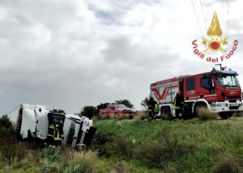 Uta, camion esce fuori strada e si ribalta: intervento dei vigili del fuoco