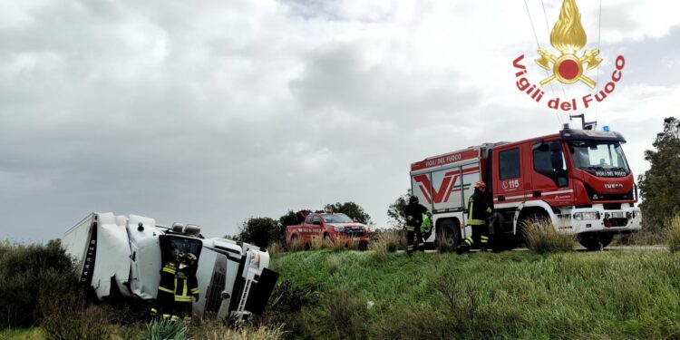 Uta, camion esce fuori strada e si ribalta: intervento dei vigili del fuoco