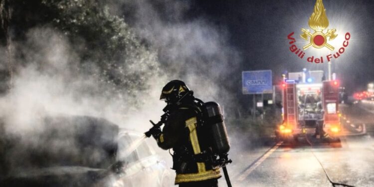 Sestu, auto prende fuoco sulla ex 131: il conducente si salva e allerta i soccorsi