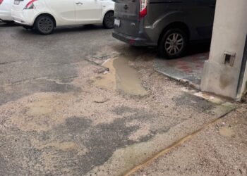 Cagliari, parcheggio selvaggio vicino alla scuola in via Fais: “Un caos totale che si ripete ogni giorno”