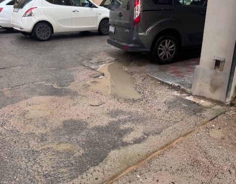 Cagliari, parcheggio selvaggio vicino alla scuola in via Fais: “Un caos totale che si ripete ogni giorno”