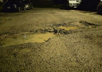 Via Machiavelli, simbolo delle strade cagliaritane disastrate: il video denuncia tra buche e voragini