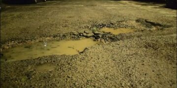 Via Machiavelli, simbolo delle strade cagliaritane disastrate: il video denuncia tra buche e voragini