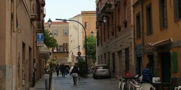 Cagliari, nel quartiere Marina le pedonalizzazioni tornano in anticipo: i tavolini nelle strade per garantire più sicurezza