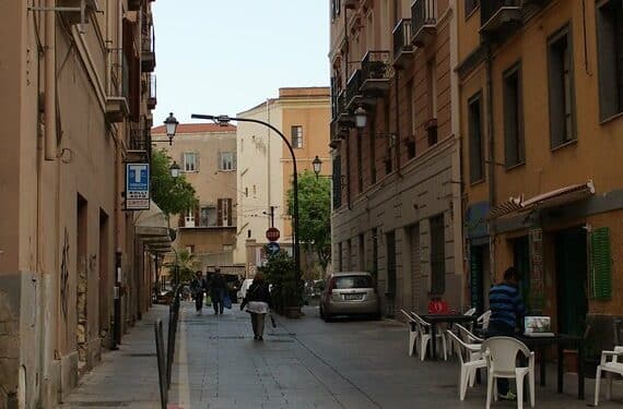 Cagliari, nel quartiere Marina le pedonalizzazioni tornano in anticipo: i tavolini nelle strade per garantire più sicurezza