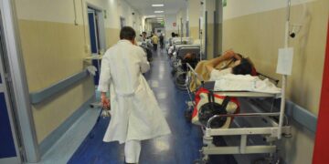 Sanità sarda “al collasso totale”: dall’inferno dei Pronto Soccorso ai neonati trasferiti allo stop delle analisi
