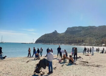 Cagliari, esplode la primavera con migliaia di persone al Poetto: nei chioschi afflusso record, finisce il cibo