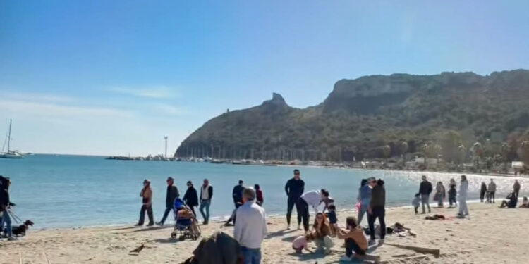 Cagliari, esplode la primavera con migliaia di persone al Poetto: nei chioschi afflusso record, finisce il cibo