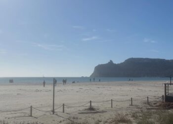 Cagliari, lo spettacolo al Poetto: “Guardate, è tornata la nostra sabbia bianchissima e bellissima”