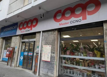 Cagliari, rubava sul posto di lavoro: dipendente della Coop di piazza Giovanni arrestato e portato via in manette