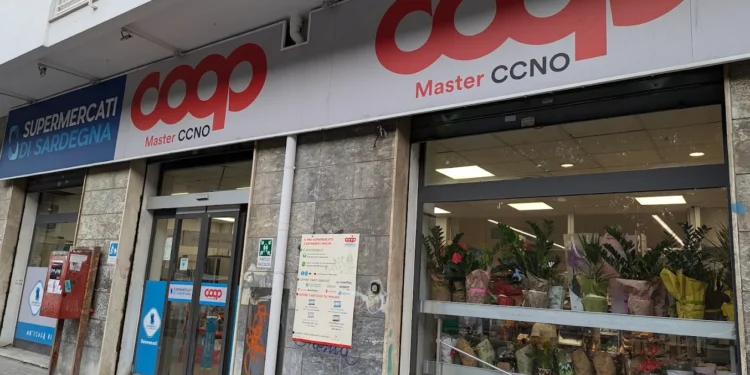 Cagliari, rubava sul posto di lavoro: dipendente della Coop di piazza Giovanni arrestato e portato via in manette