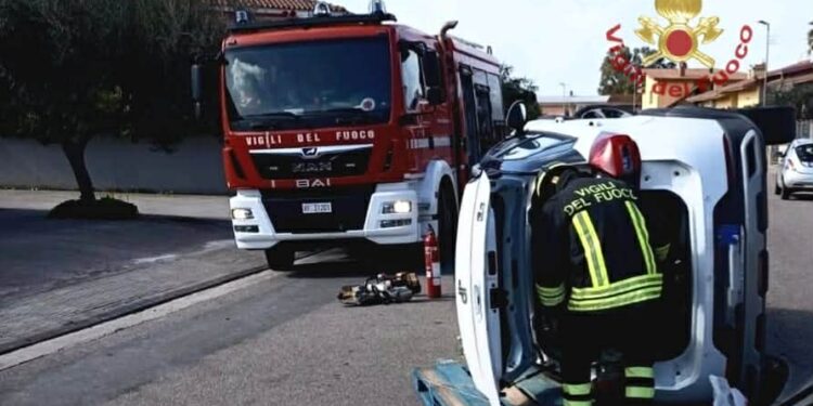 Uta, l’auto si ribalta violentemente sulla carreggiata: una donna estratta dalle lamiere dai vigili del fuoco