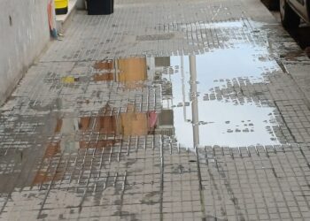 Cagliari, denuncia da via Salaris: “Allagamenti e cattivi odori vicino al mercato civico e al Teatro Lirico”