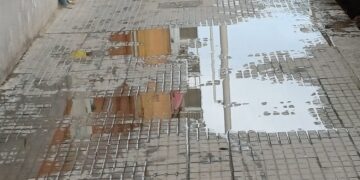 Cagliari, denuncia da via Salaris: “Allagamenti e cattivi odori vicino al mercato civico e al Teatro Lirico”