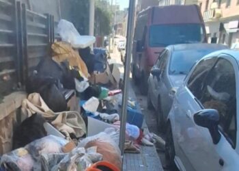 Cagliari, via Bosco Cappuccio sommersa dai rifiuti: “Non possiamo neanche uscire di casa”