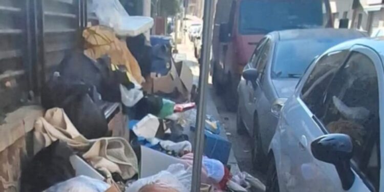 Cagliari, via Bosco Cappuccio sommersa dai rifiuti: “Non possiamo neanche uscire di casa”