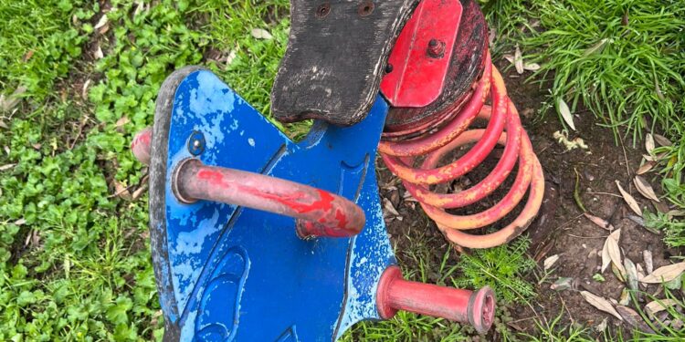 Cagliari, giochi per bambini nel degrado: strutture danneggiate e rischi per la sicurezza nelle aree pubbliche