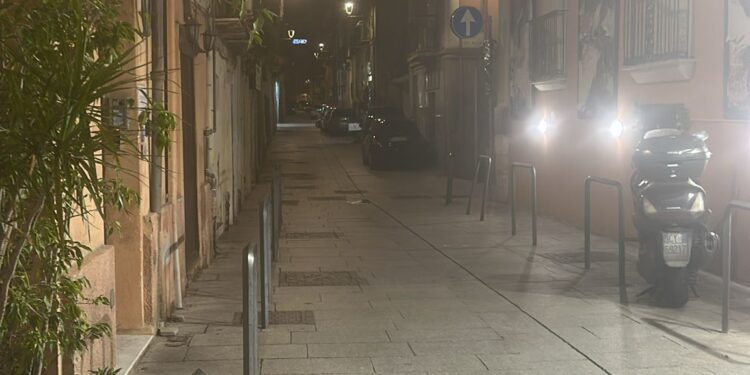Cagliari, la Marina è un deserto e i cittadini hanno paura: “Ora serve più sicurezza dopo l’ultima aggressione in pieno giorno”