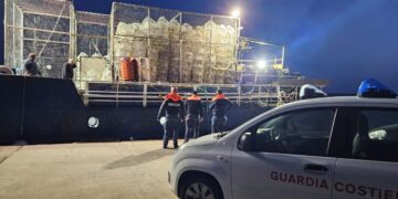 Cagliari, pesca illegale in acque italiane: sanzionato il comandante di un peschereccio straniero, sequestrati 200 kg di gamberi