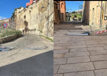 Cagliari, giù le transenne in via Fiume e via dei Genovesi, rischi per automobilisti e pedoni: “La zona durante la notte è buia”