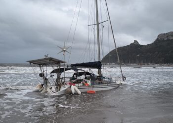 Cagliari, barca a vela con bandiera polacca incagliata al Poetto: nessuno a bordo (VIDEO)