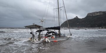 Cagliari, barca a vela con bandiera polacca incagliata al Poetto: nessuno a bordo (VIDEO)