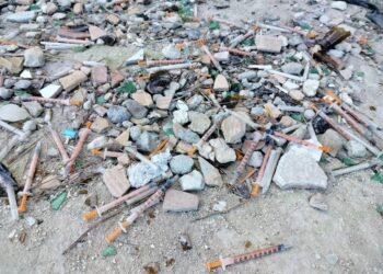 Cagliari, a Is Mirrionis una piazzetta dove si consuma droga alla luce del sole: “Quartiere in ostaggio”