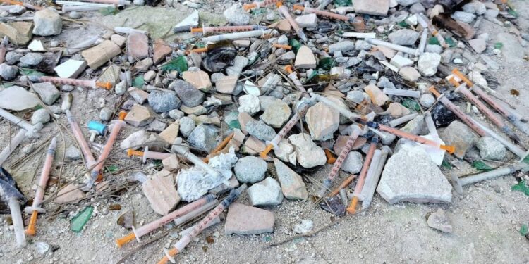 Cagliari, a Is Mirrionis una piazzetta dove si consuma droga alla luce del sole: “Quartiere in ostaggio”